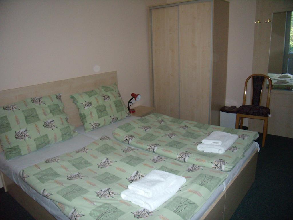 Penzion Iris Hotel ราเอตสเก เตปลิตเซ ภายนอก รูปภาพ